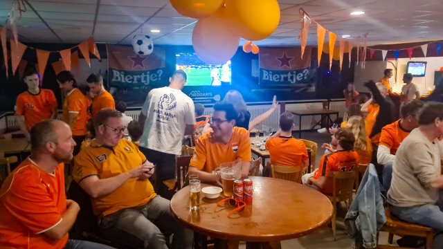 Nederland - Roemenië kijken in de kantine